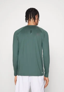 Lacoste Sport Longsleeve Active - Longsleeve - Sequoia -Lacoste Sport 048b58f4cd494d6689dc97104c24050f scaled