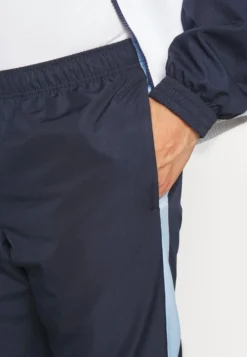 Lacoste Sport Tracksuit Hooded- Trainingspak - Navy Blue/White -Lacoste Sport 093b2fe5795a4874a8f67ff124210ff2 scaled