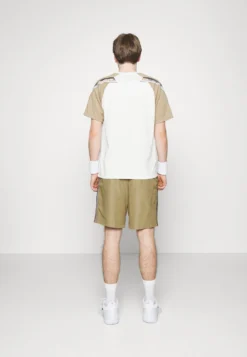 Lacoste Sport Tennis Short - Korte Broeken - Lion -Lacoste Sport 09782f86382d406a98567ee740f3fbc8 scaled