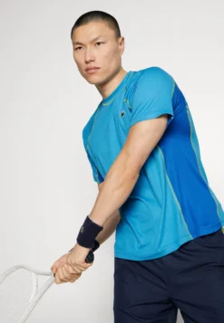 Lacoste Sport Tennis Tour - Sport T-Shirt - Bleu Jaune -Lacoste Sport 1d2088a68b8446dc84b1cd9373f747d5 scaled