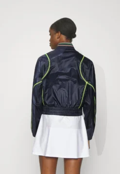 Lacoste Sport Tennis Jacket - Regenjas - Navy Blue/Electric Yellow 7 Lacoste Sport Tennis Jacket - Regenjas - Navy Blue/Electric Yellow -Lacoste Sport 2abc51a4103d448b81f363fde23121b2 scaled