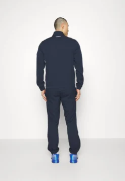 Lacoste Sport Tracksuit Tour - Trainingspak - Navy Blue/Navy Blue-Cove-White -Lacoste Sport 3112087a7a6e4b7185572d310a504c3d scaled