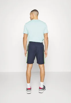 Lacoste Sport Tennis Short Block - Korte Broeken - Bleu Marine Vert Clair Jaune -Lacoste Sport 37d1b6d96ae04bb0a69918561724825c scaled