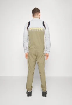 Lacoste Sport Tracksuit - Trainingspak - Blanc/Beige/Bleu/Orange -Lacoste Sport 3a95edd8a7b042f6be4e0286849fd1f4 scaled