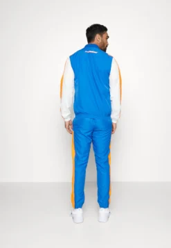 Lacoste Sport Tracksuit - Trainingspak - Kingdom/Flashy Orange-Flour -Lacoste Sport 3f937bf1b8e04a839a77f38b45ab44de scaled