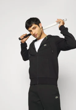 Lacoste Sport Tracksuit Hodded - Trainingspak - Black -Lacoste Sport 437d7ad3525e4d55b0c4d3c4c22d1800 scaled