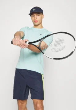 Lacoste Sport Tennis Short Block - Korte Broeken - Bleu Marine Vert Clair Jaune -Lacoste Sport 550cabb8ee7a4df3a928fc0c1acf6db0 scaled