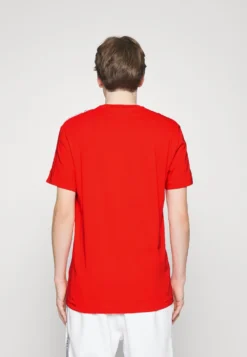 Lacoste Sport Tapered - T-Shirt Print - Rouge -Lacoste Sport 55698d774b67451aa4f83c8fce7f730b scaled