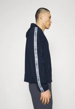 Lacoste Sport Jacket Tapered - Outdoorjas - Bleu Marine -Lacoste Sport 583ed7d32b034b49915ca7ee492532a7 scaled