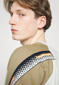 Lacoste Sport Tennis - Sport T-Shirt - Flour/Lion -Lacoste Sport 5bafa9faf7044893adf1e20464a1a575 scaled