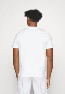 Lacoste Sport Tapered - T-Shirt Print - White 7 Lacoste Sport Tapered - T-Shirt Print - White -Lacoste Sport 5bb1150e3ddf425bbf704750735eebe5 scaled