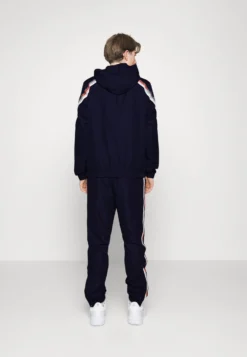 Lacoste Sport Tennis Jacket Tapered - Trainingsvest - Navy Blue/Flashy Orange Flourecend -Lacoste Sport 6341e033db4842d1be54a882cbd81091 scaled