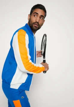 Lacoste Sport Tracksuit - Trainingspak - Kingdom/Flashy Orange-Flour -Lacoste Sport 69c187fa68474694b0d91a8908cd4f35 scaled