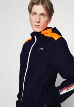 Lacoste Sport Tennis Jacket Tapered - Trainingsvest - Navy Blue/Flashy Orange Flourecend -Lacoste Sport 6b9066892c514832b19afd75b8bb376a scaled