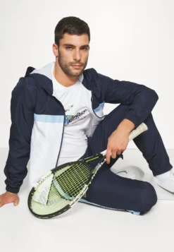 Lacoste Sport Tracksuit Hooded- Trainingspak - Navy Blue/White -Lacoste Sport 6bda5851d38144989e12e767b3a80637 scaled