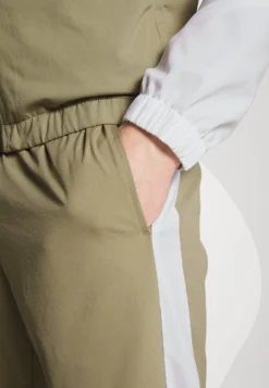 Lacoste Sport Tracksuit - Trainingspak - Blanc/Beige/Bleu/Orange -Lacoste Sport 6df412e323e5433587435290aef67678 scaled