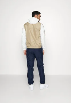Lacoste Sport Hodded - Trainingspak - Lion/Flour-Flour-Navy Blue-Flour-Flour -Lacoste Sport 7bd3d0e7d8914b1eb307296cf93d0f3b scaled