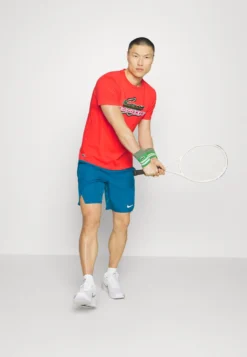 Lacoste Sport Logo Croc - T-Shirt Print - Orange -Lacoste Sport 7e243c4bc1c649ce9360e1993ccee537 scaled