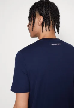 Lacoste Sport Tennis Tour - Sport T-Shirt - Navy Blue/Cove Arielle Green/White -Lacoste Sport 7f26bb2c03744fa5b1fe428080b3e86a scaled