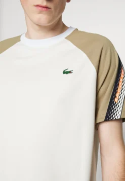 Lacoste Sport Tennis - Sport T-Shirt - Flour/Lion -Lacoste Sport 8ed177cd4dca4af193266c8aa65411c8 scaled