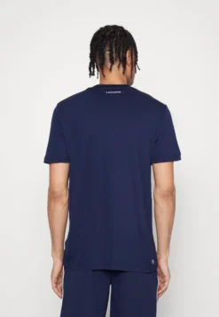 Lacoste Sport Tennis Tour - Sport T-Shirt - Navy Blue/Cove Arielle Green/White -Lacoste Sport b451e524bf694eeda820af8d19278cea scaled