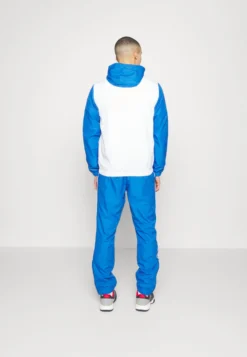 Lacoste Sport Hodded - Trainingspak - White/Kingdom -Lacoste Sport b543db9c6e4542dab4fcf08538ea85a7 scaled