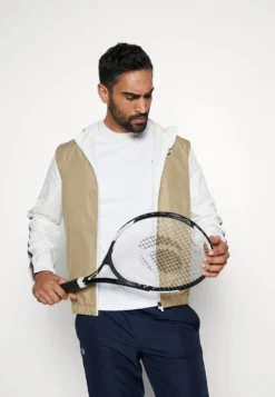 Lacoste Sport Hodded - Trainingspak - Lion/Flour-Flour-Navy Blue-Flour-Flour -Lacoste Sport bdc66ea4c79a4e24803603c39d8db1ad scaled