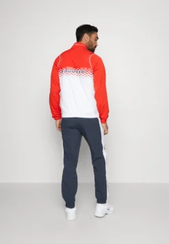 Lacoste Sport Tracksuit - Trainingspak - Corrida/White-Corrida-Corrida-White-Blue Night -Lacoste Sport c138bb203c8f46f48d31e61b040984dc scaled