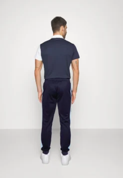 Lacoste Sport Tennis Pant - Trainingsbroek - Navy Blue/Overview -Lacoste Sport c5a26f3258ee498f81fef883411740c5 scaled