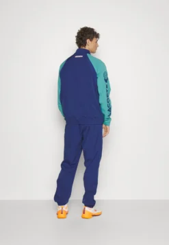 Lacoste Sport Tracksuit - Trainingspak - Methylene/Sunrise/Zin/Ocelle -Lacoste Sport d6d525c887ce40edb79c5385d06ea3ee scaled