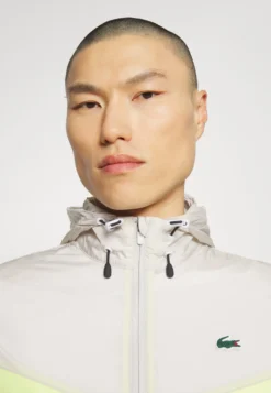 Lacoste Sport Jacket Active - Regenjas - Camel/Yellow/Taupe -Lacoste Sport e5b690bf2c9e4f06ace38b1b3316e137 scaled