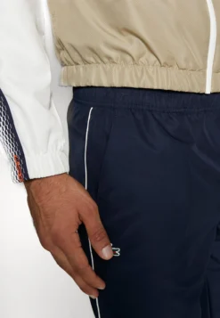 Lacoste Sport Hodded - Trainingspak - Lion/Flour-Flour-Navy Blue-Flour-Flour -Lacoste Sport f5725bf83f7d458d81c27c325e4740fe scaled