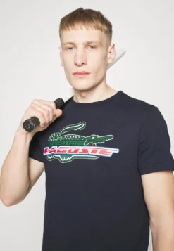 Lacoste Sport Logo Croc - T-Shirt Print - Navy Blue -Lacoste Sport fd98e0f320594ce4834653bc54c50da7 scaled
